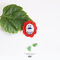 Broche MIERDA sérigraphiée